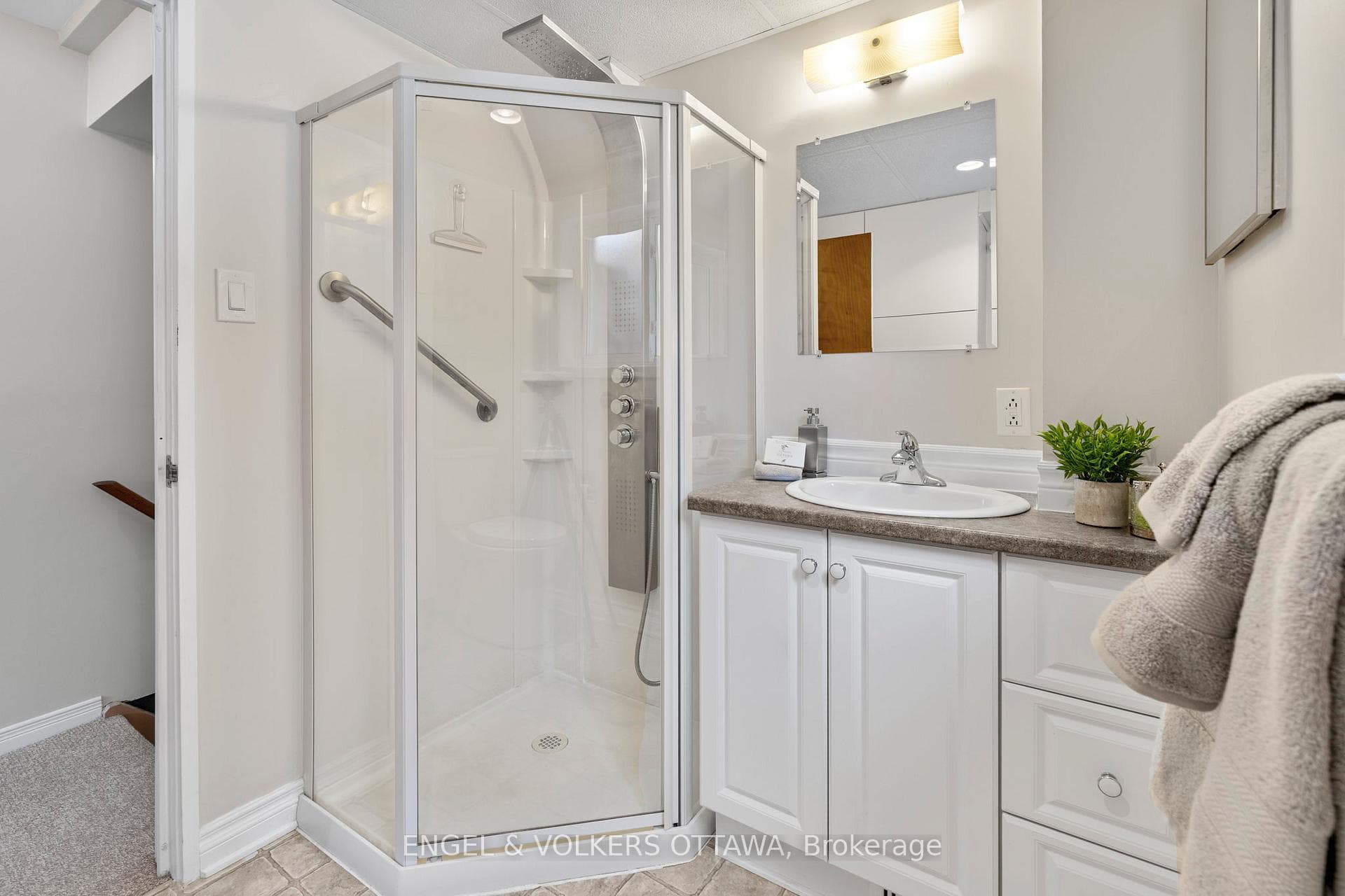 2125 Valley Drive photo 32