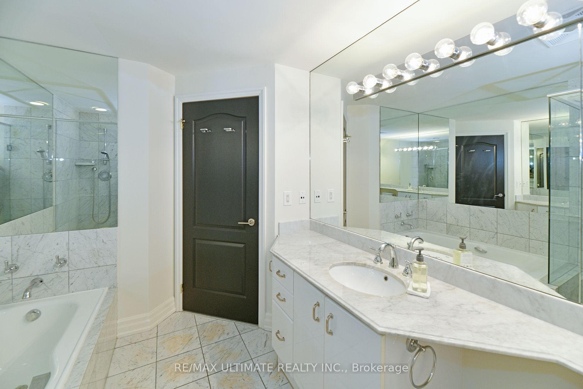 38 Avenue Road Unit 303 photo 14