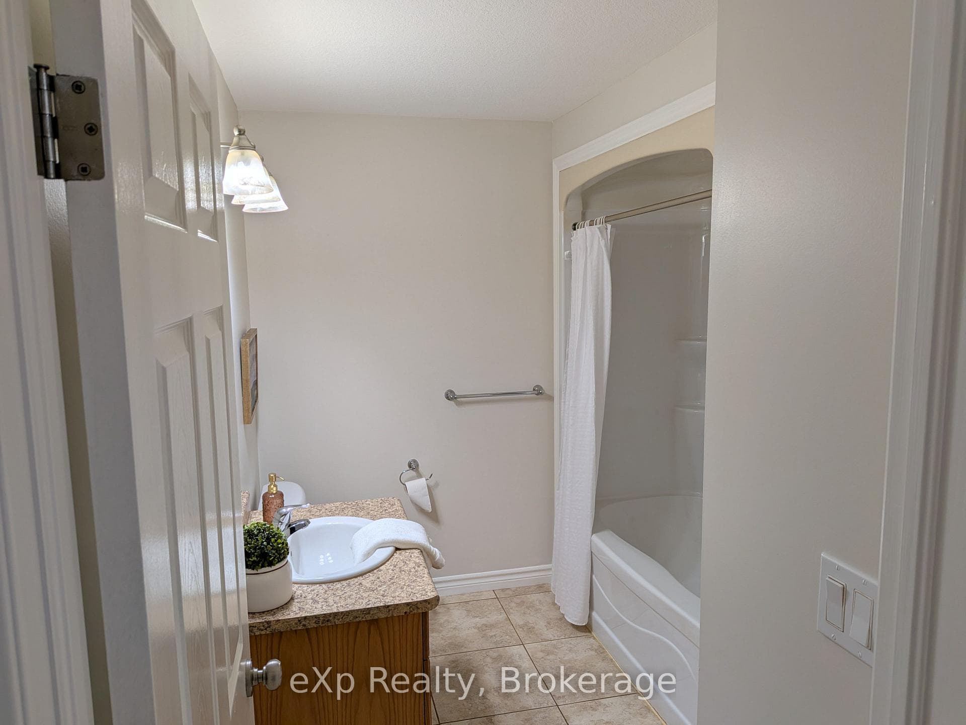 489 Danby Street photo 10