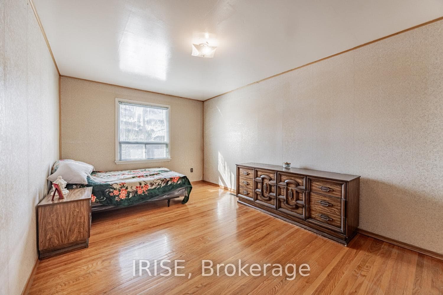 1223 Napier Crescent photo 10