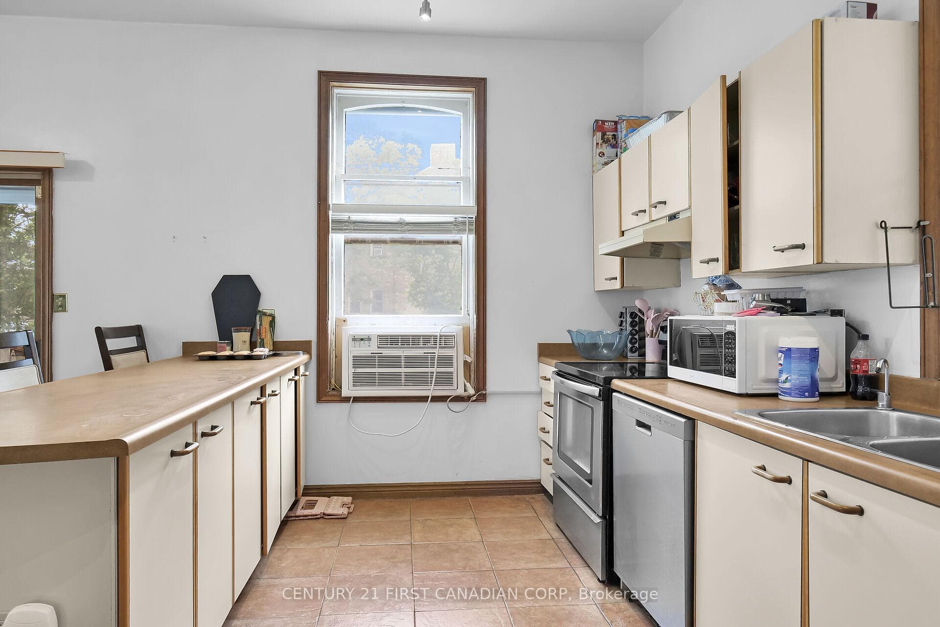 355 Dufferin Avenue photo 9