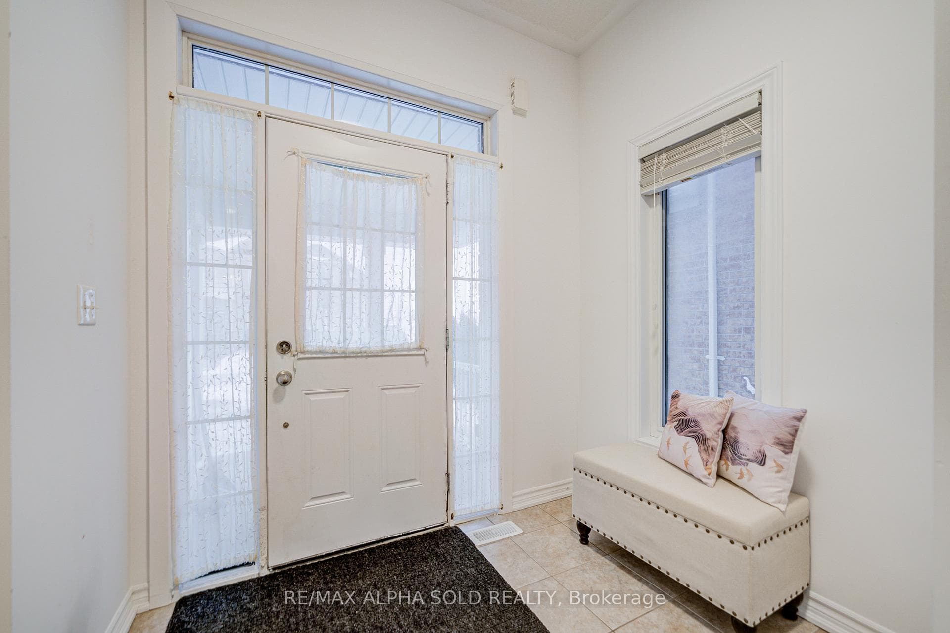 74 Evershot Crescent photo 5