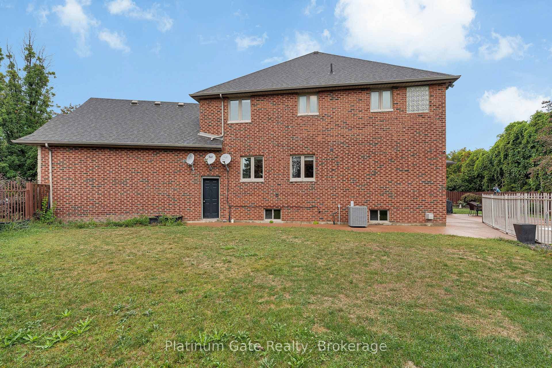 150 Seymour Crescent photo 9