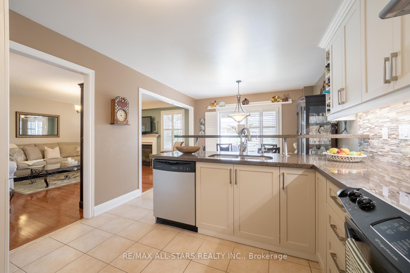 124 Richard Coulson Crescent photo 14