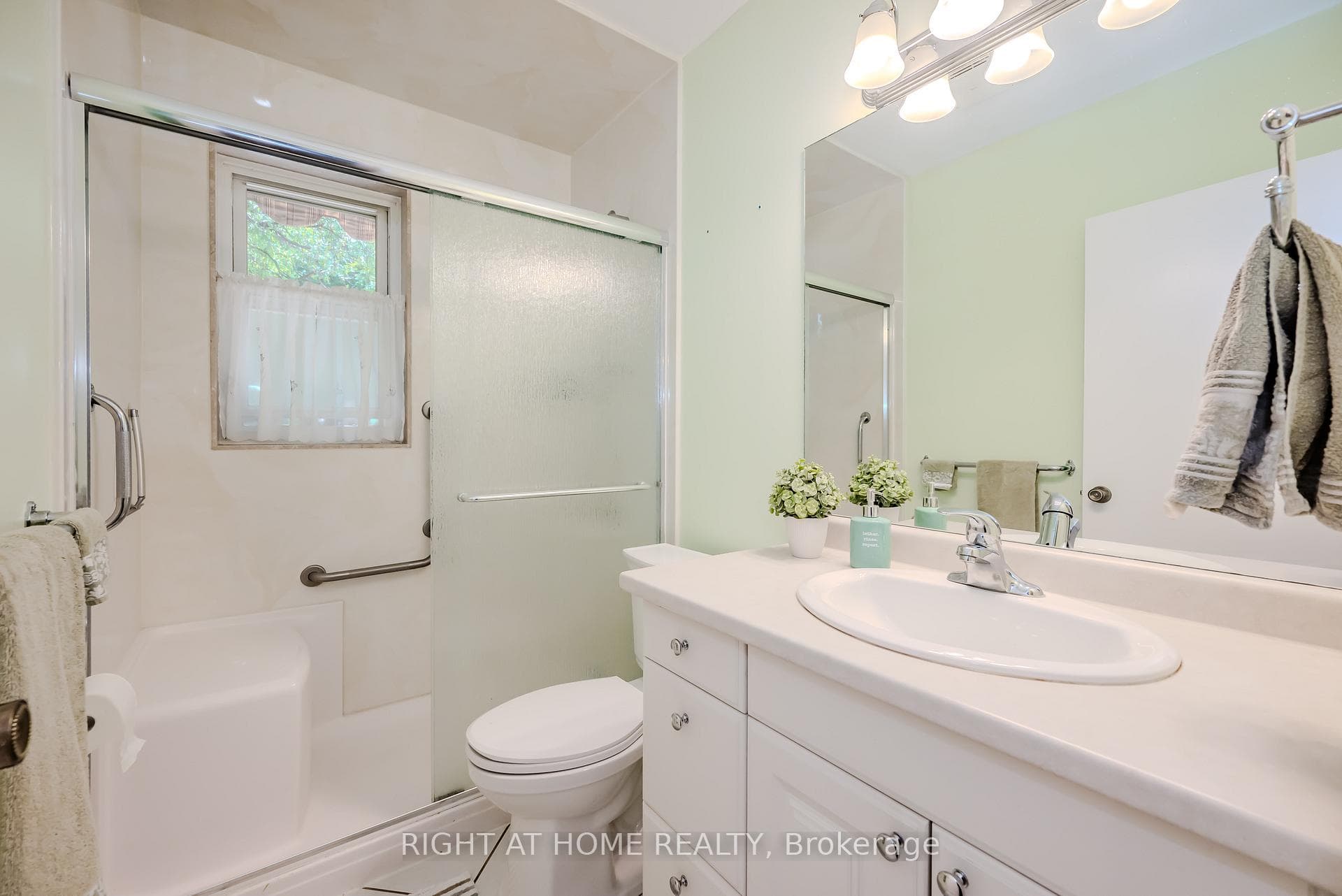 572 Wolsey Crescent photo 6