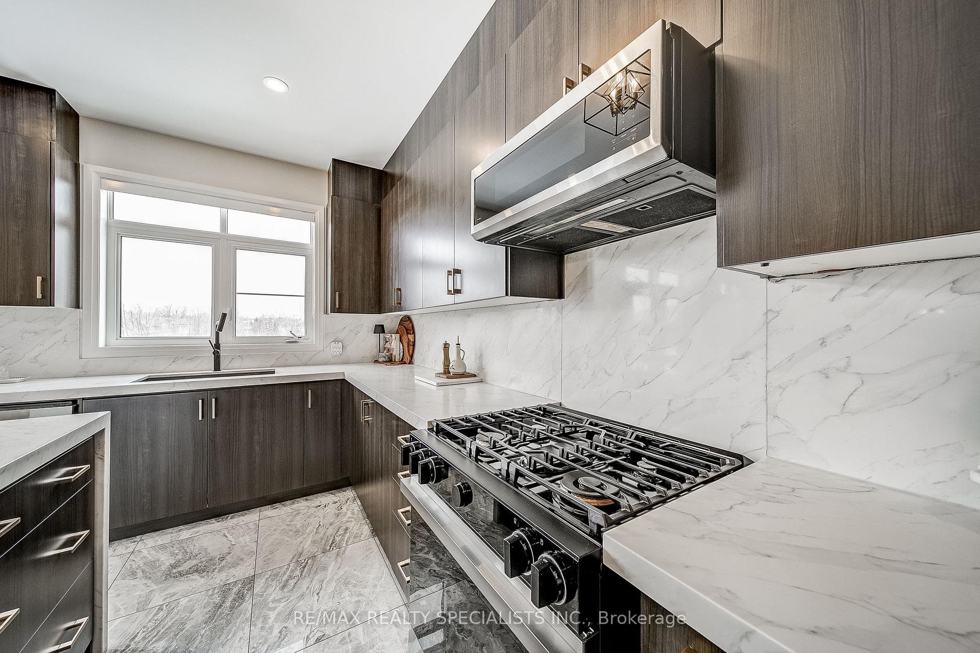 146 Jonkman Boulevard photo 25