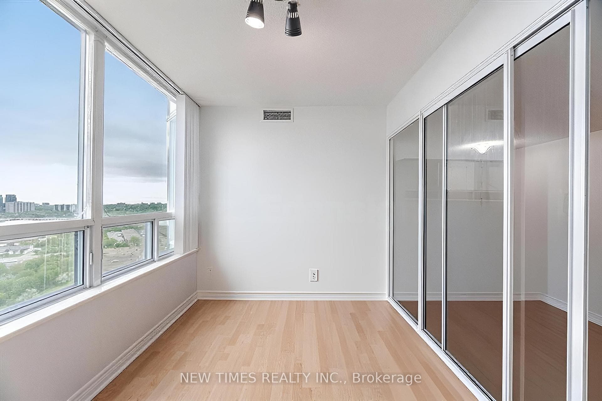 68 Corporate Drive Unit 529 photo 4