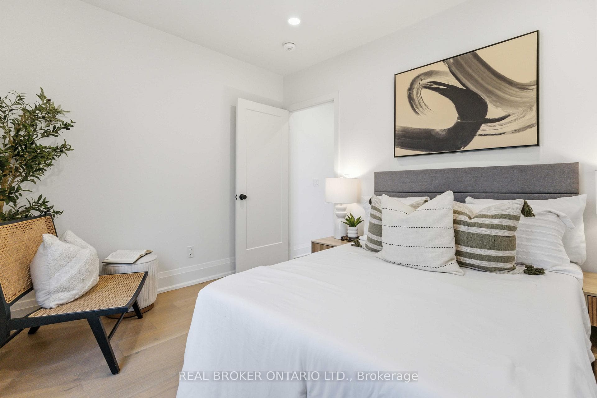54 Moberly Avenue photo 33