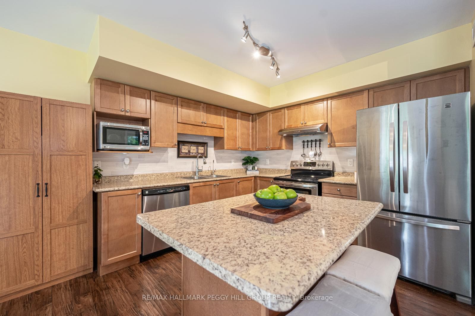 515 Victoria Street photo 3
