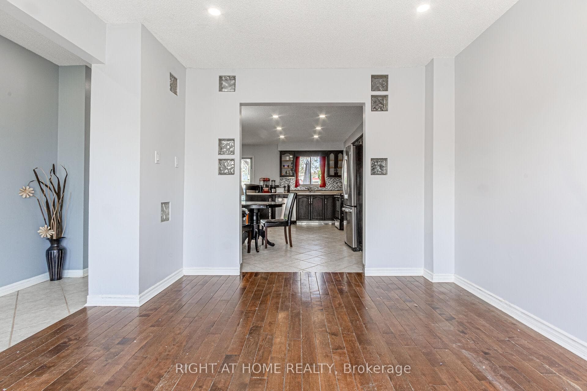 2425 Coventry Way photo 11