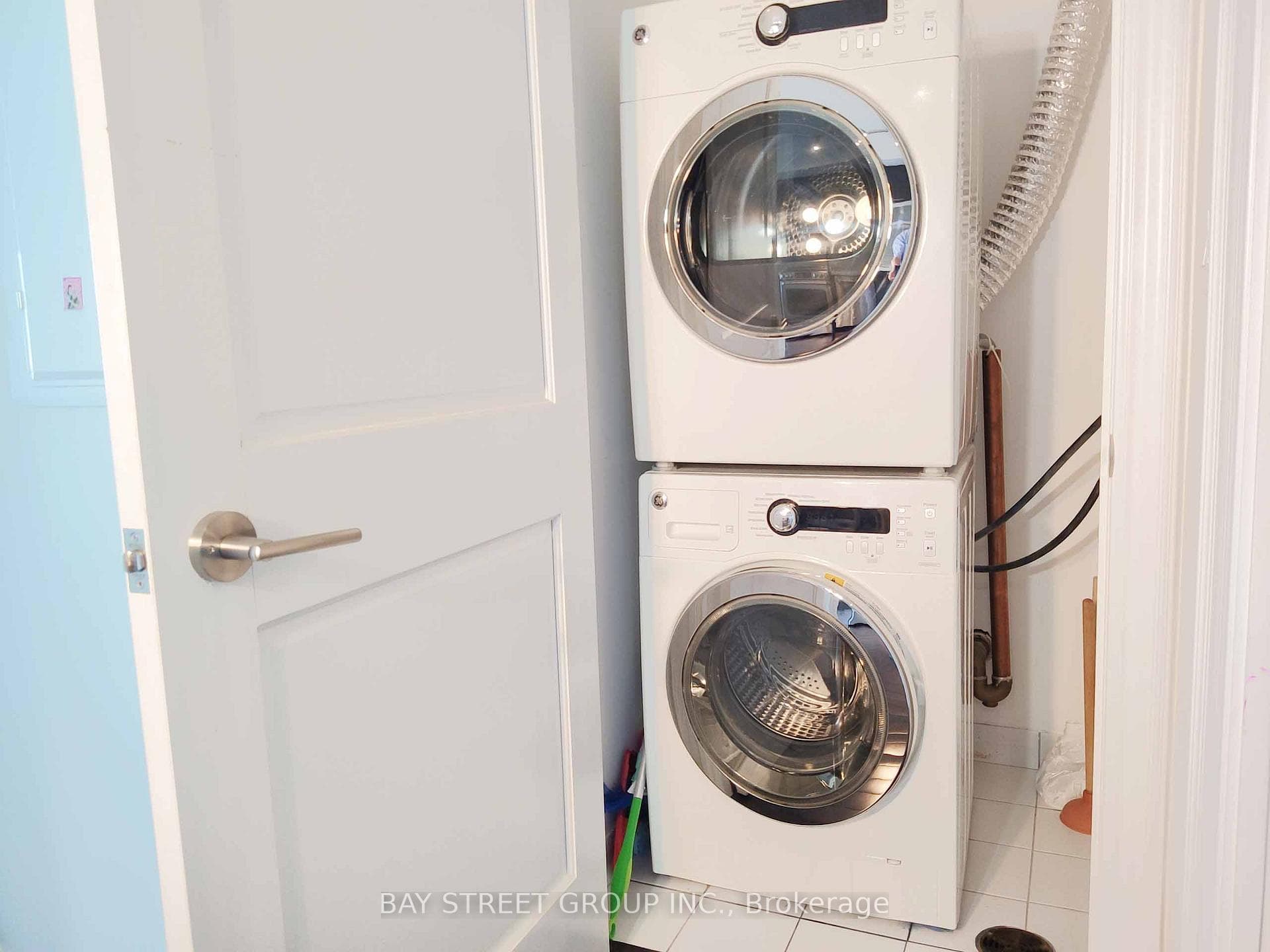 388 Yonge Street Unit 6704 photo 2