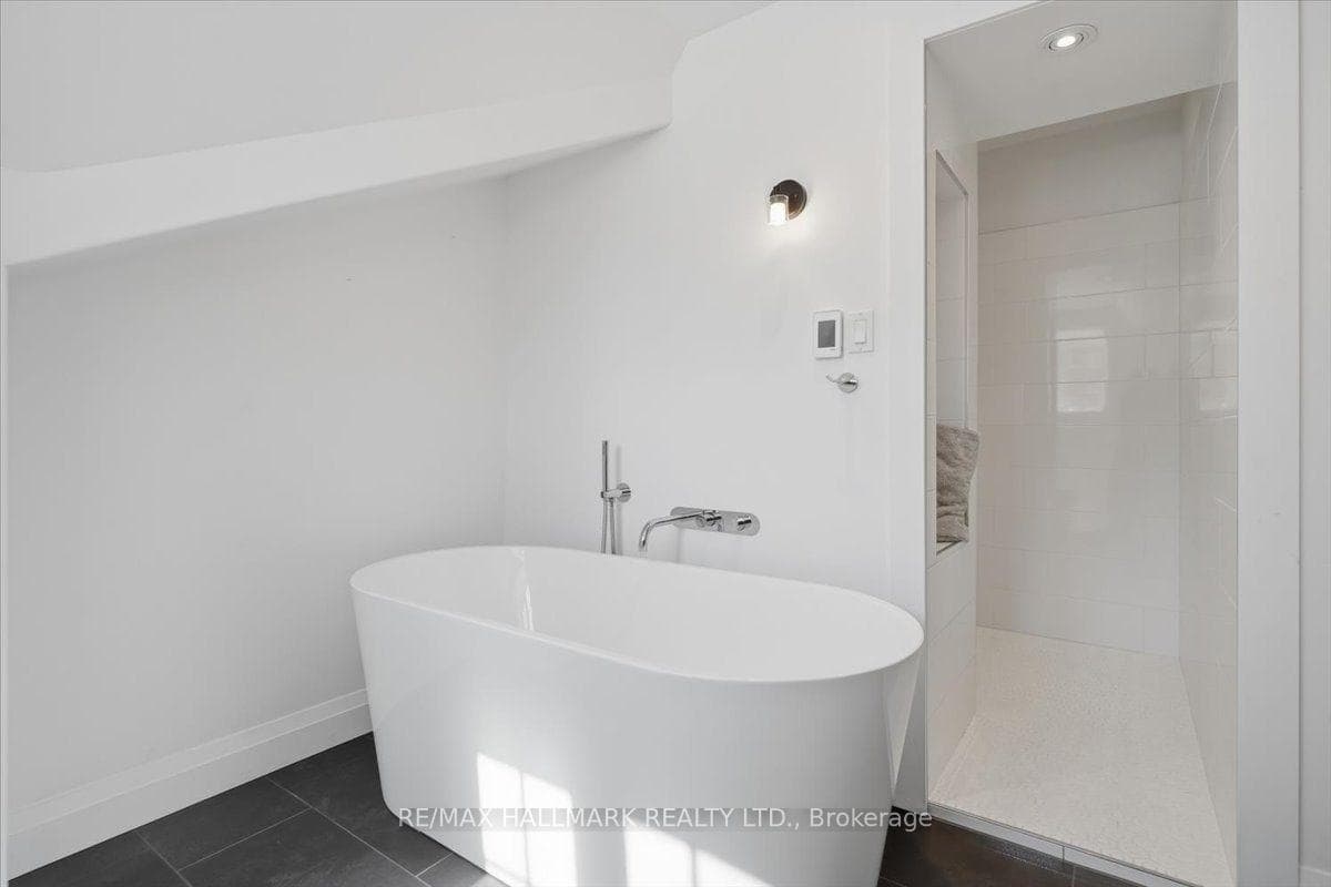 Separate Soaker Tub and Separate Shower Ensuite