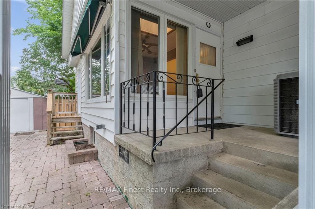 744 ALFRED Crescent photo 36
