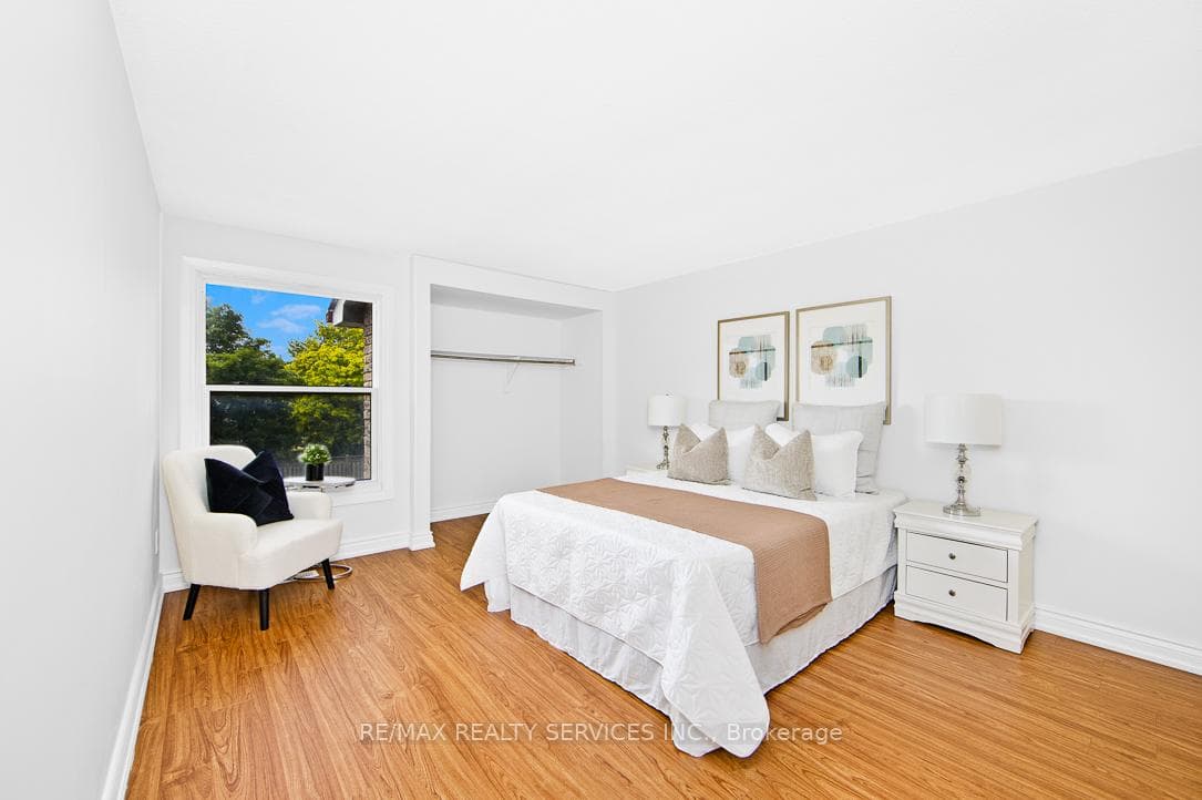 1762 Bronte Square photo 17