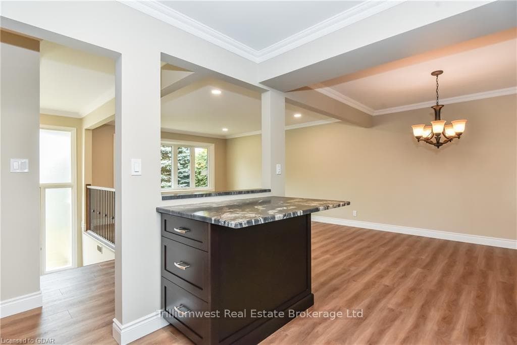 25 NICKLIN Crescent photo 14