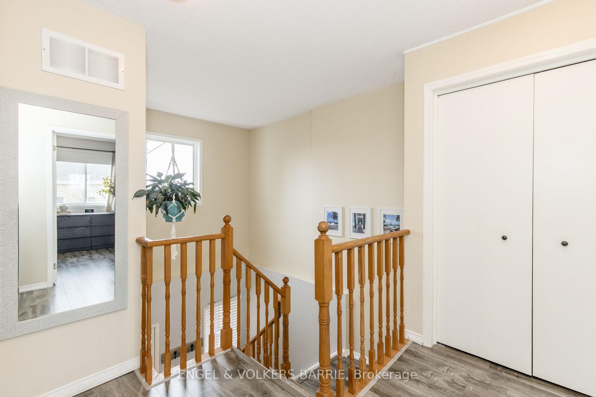 154 PICKETT Crescent photo 21