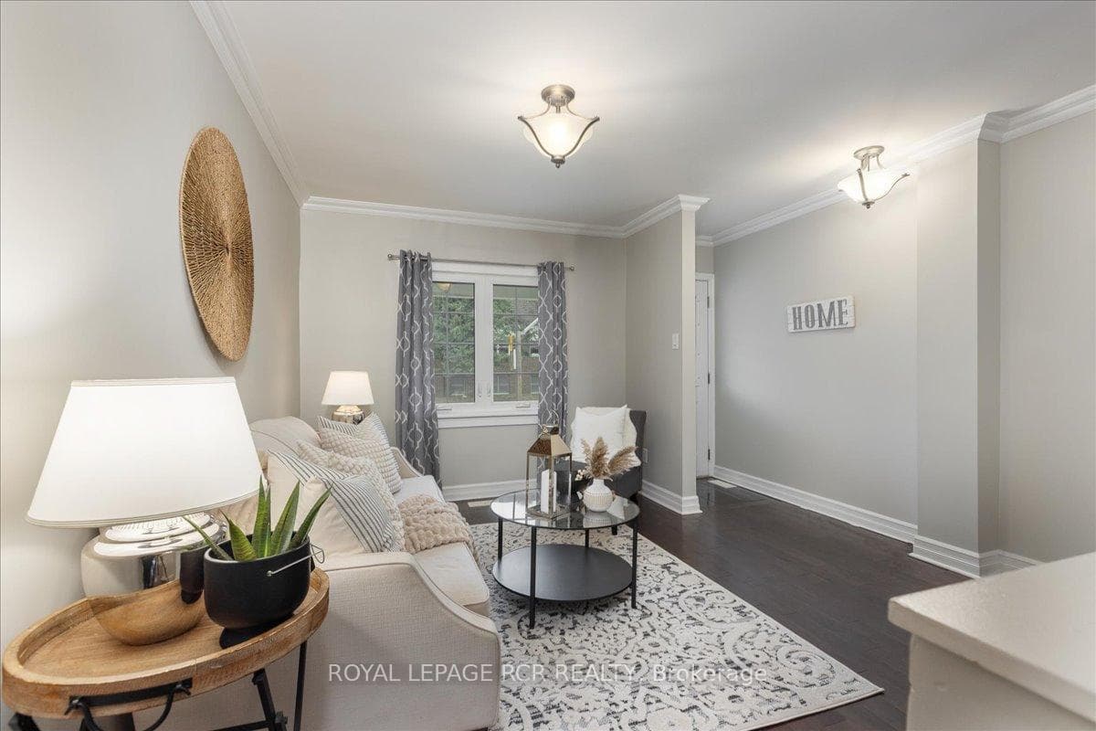 21 Pharmacy Avenue photo 9