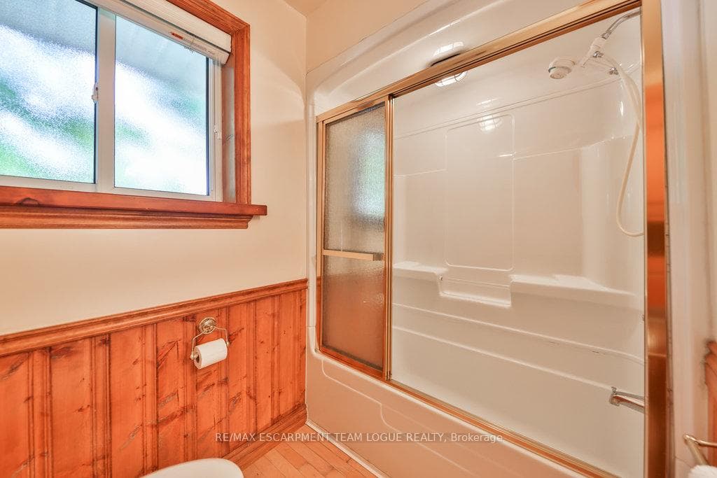 1304 Elgin Crescent photo 21