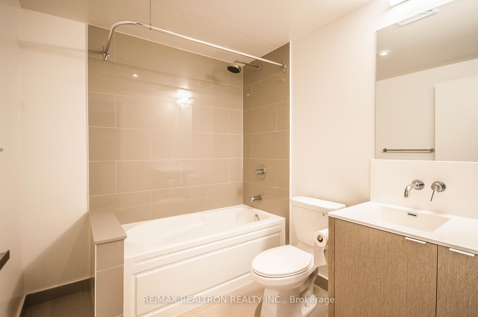 88 Harbour Street Unit 3708 photo 2