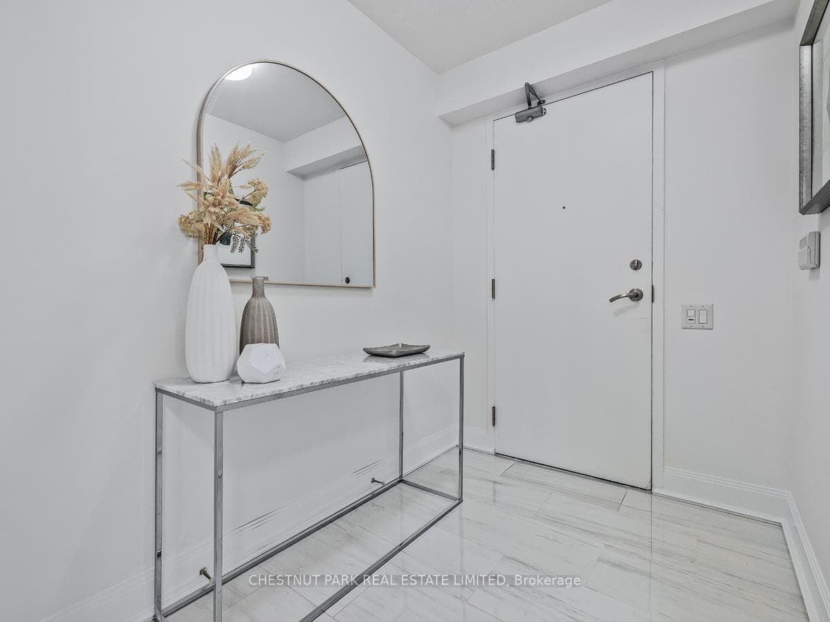 2191 Yonge Street Unit 1708 photo 2