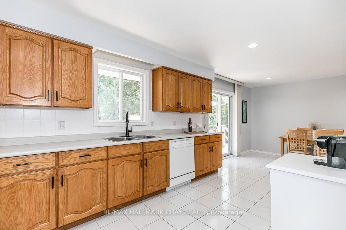 799 Lakeshore Road photo 8