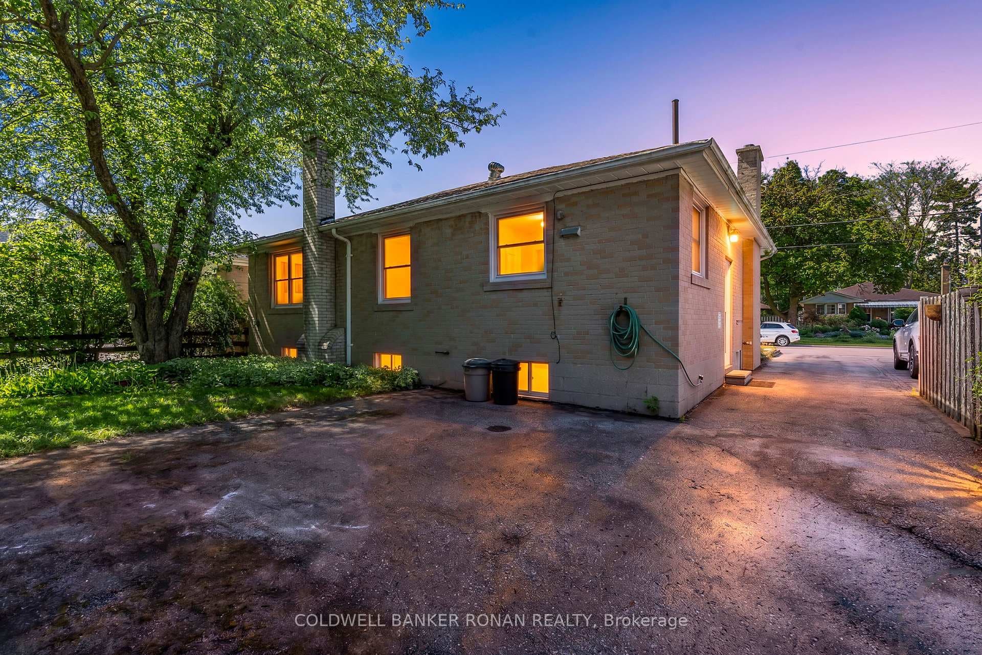 48 Cartier Crescent photo 2