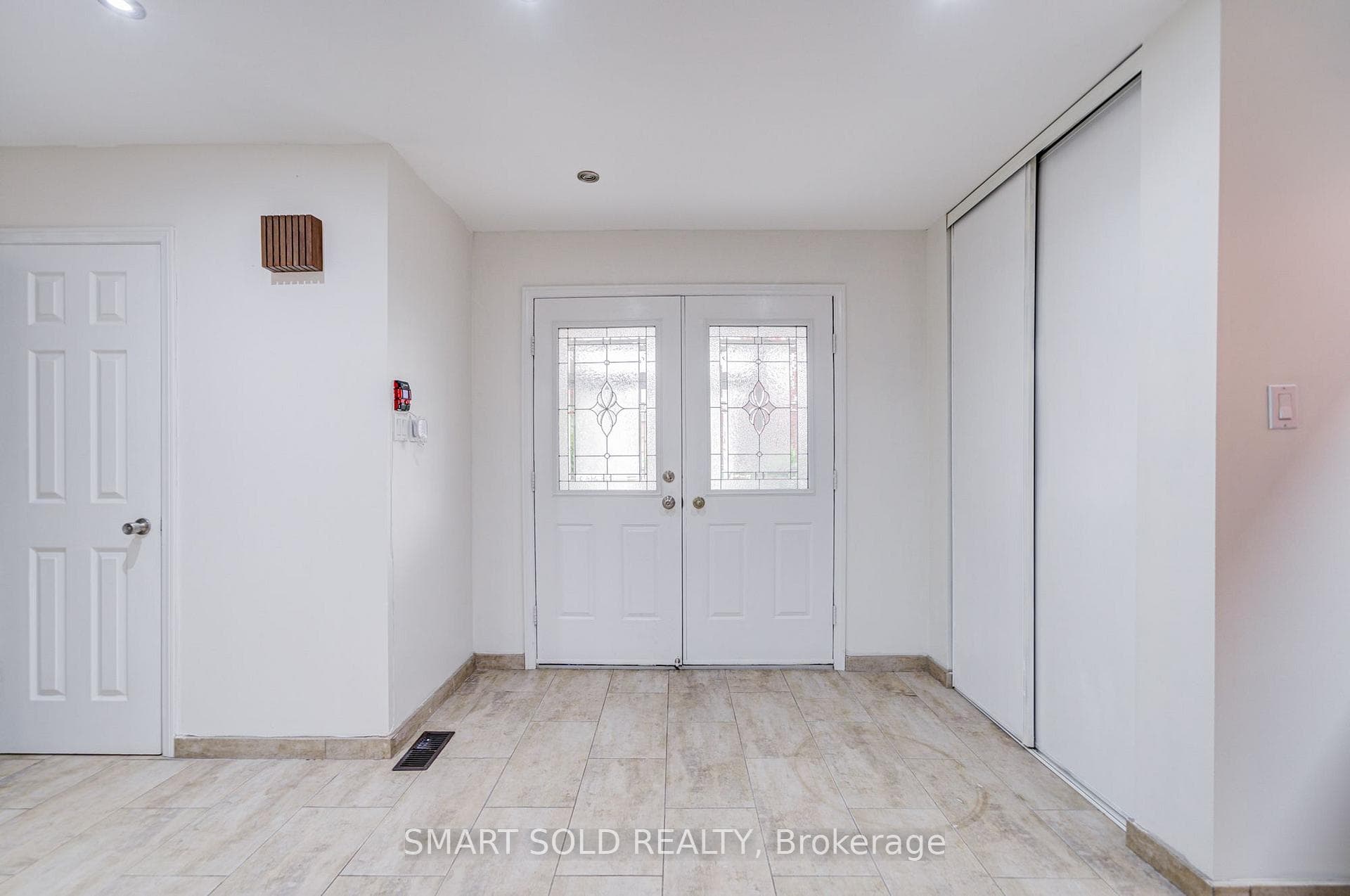 837 Queensbridge Drive photo 4