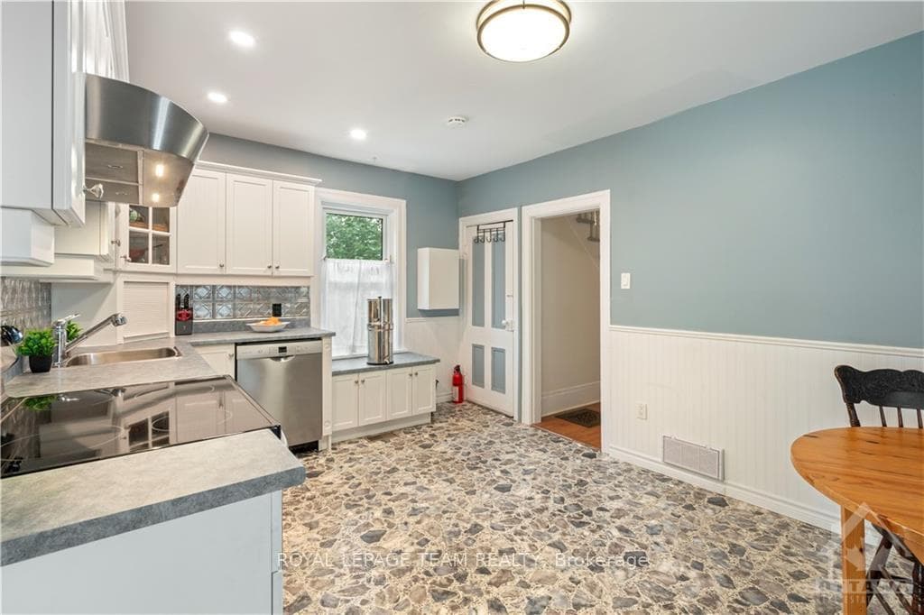 488 CLARENCE Street photo 12