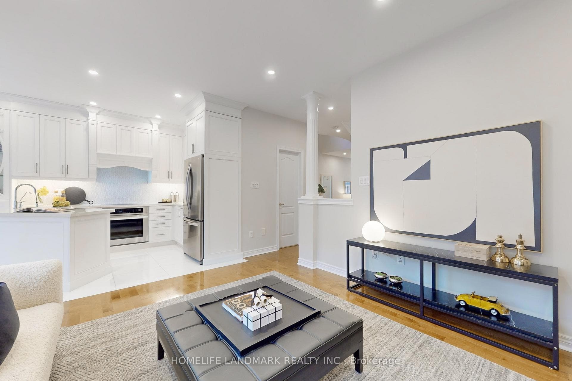 Cozy Family Room w/ 9Ft Ceiling