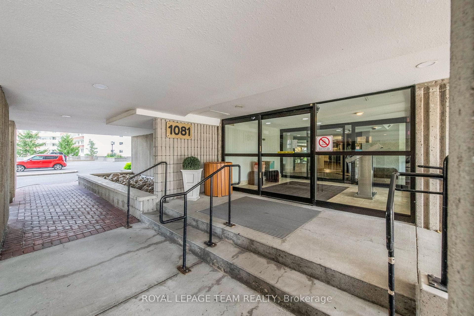 1081 Ambleside Drive Unit 1101 photo 2