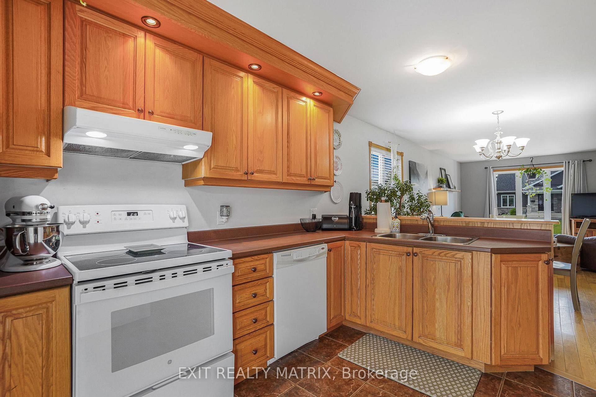 90 Richard Street photo 13