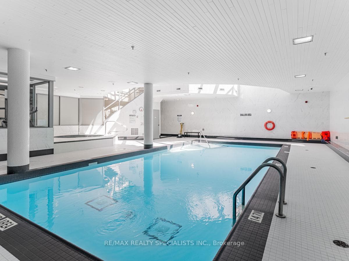 101 SUBWAY Crescent Unit 1808 photo 25