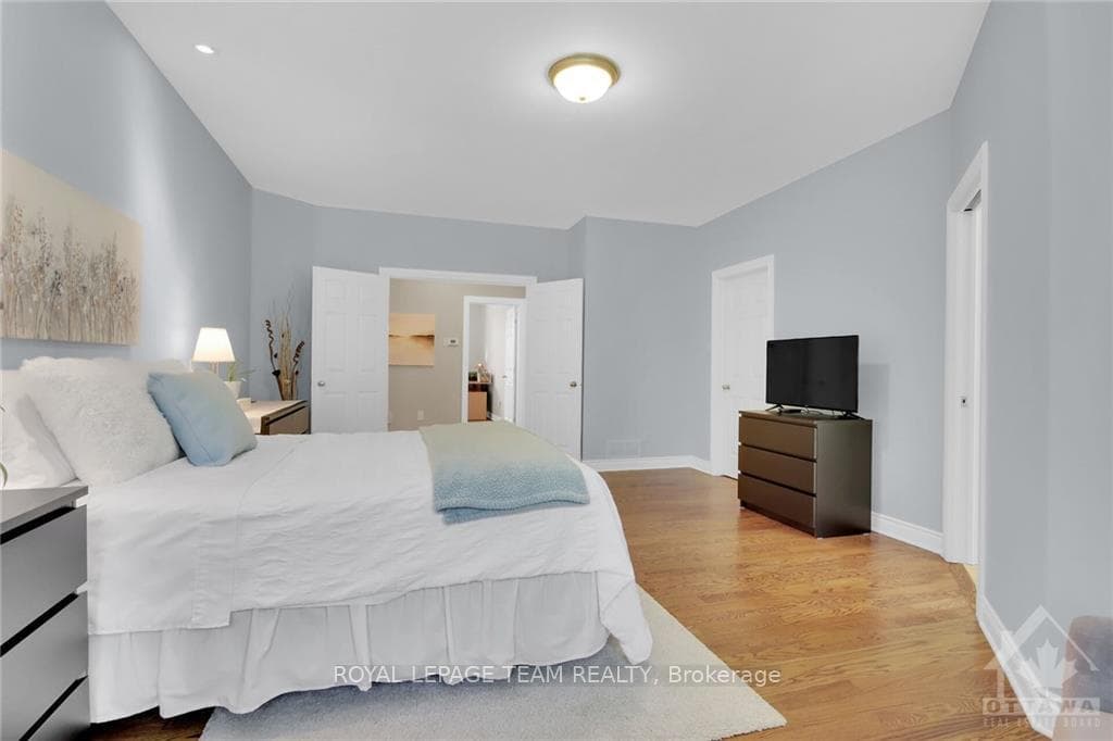 1122 PEGASUS Crescent photo 15