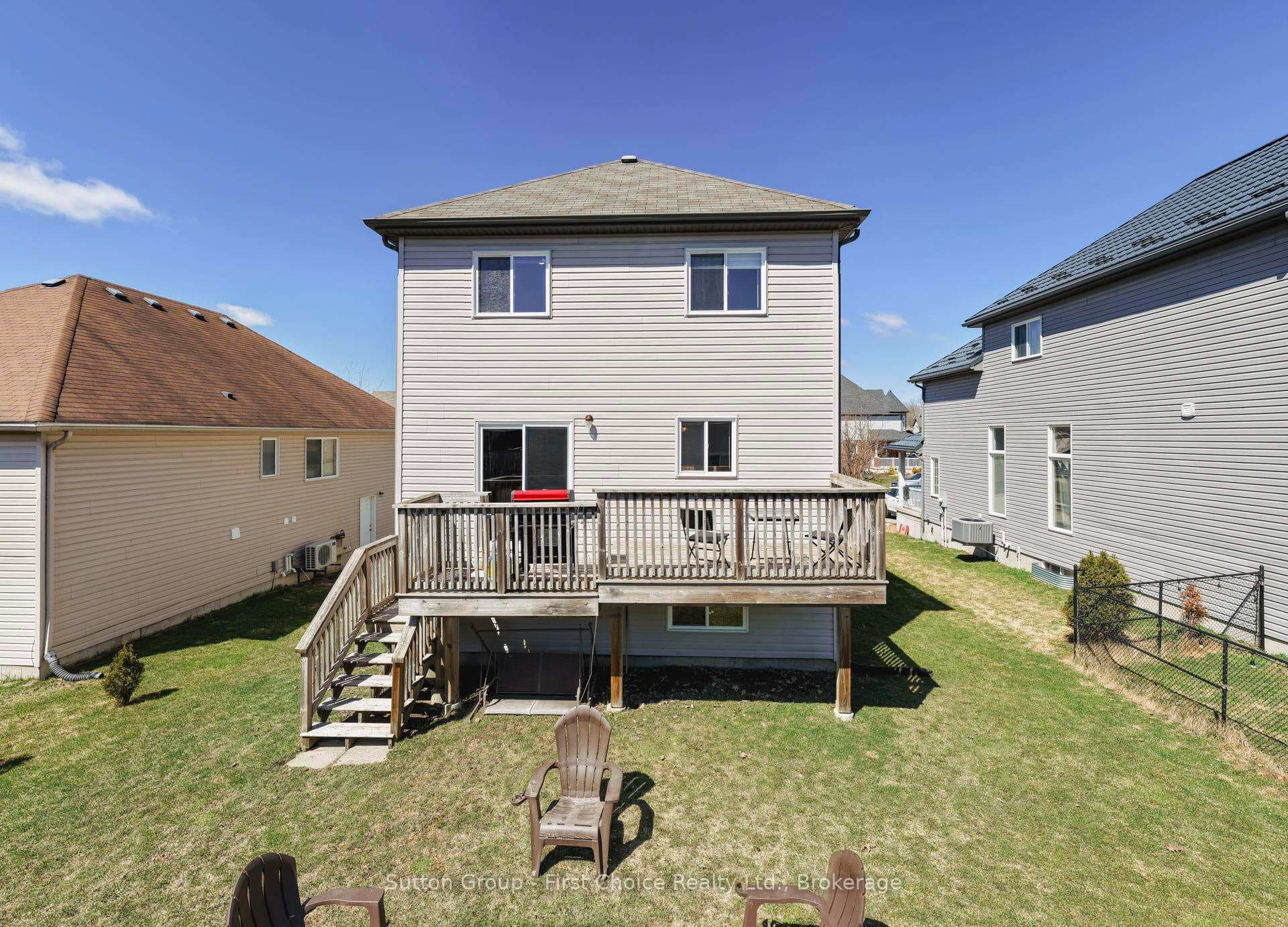 670 Reid Crescent photo 5