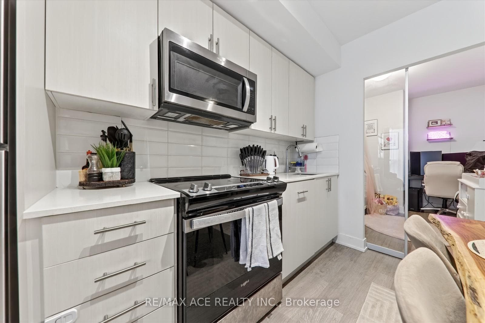 2550 Simcoe Street Unit 809 photo 24
