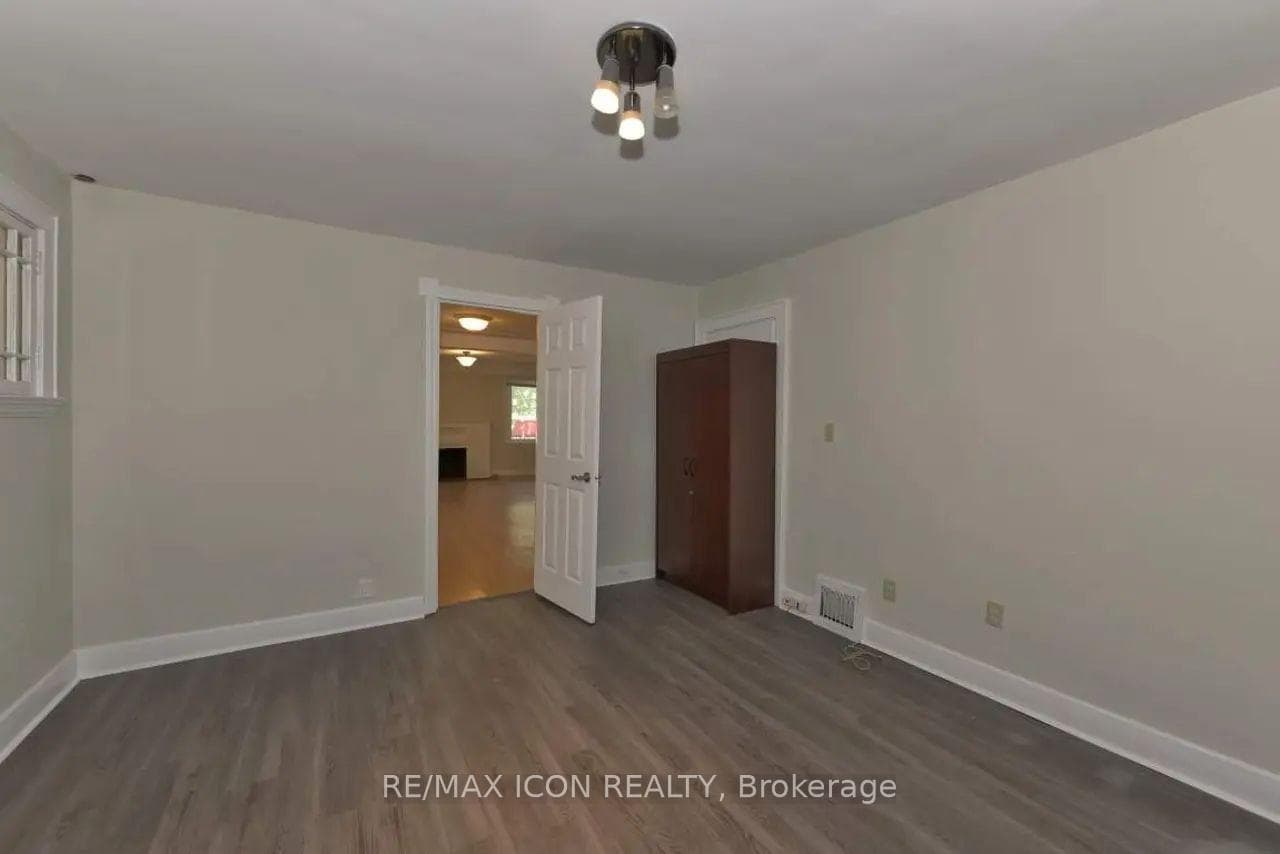525 Grosvenor Street photo 22