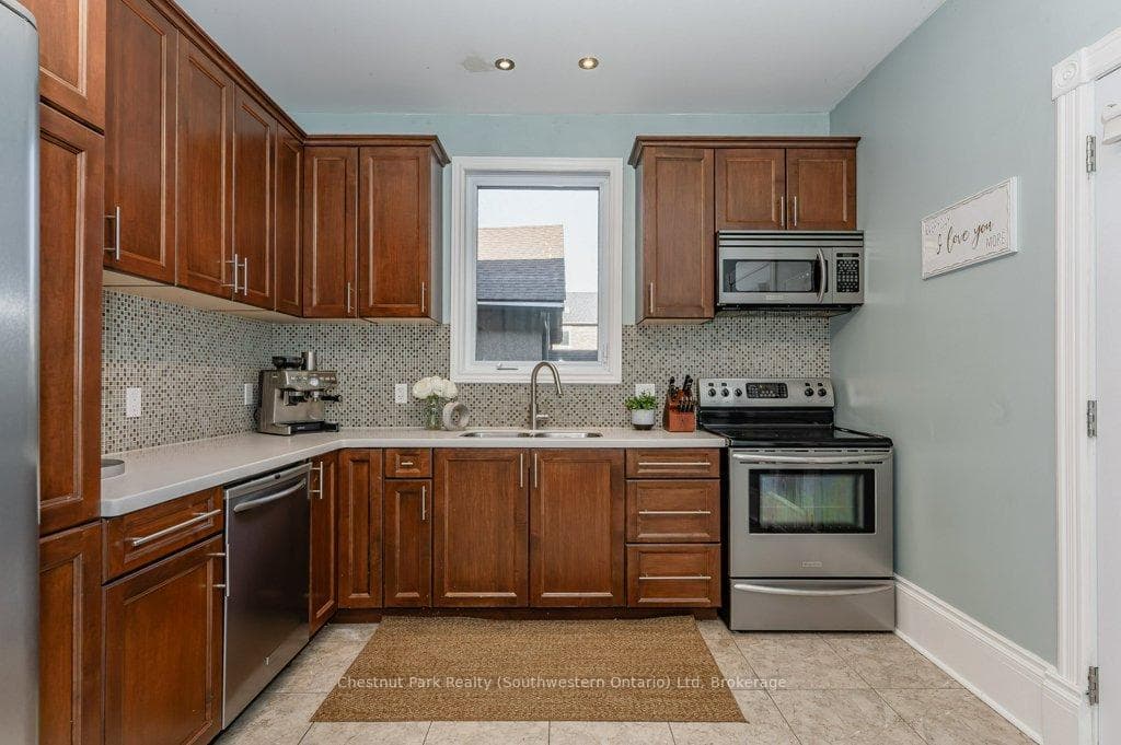 168 Paisley Street photo 23