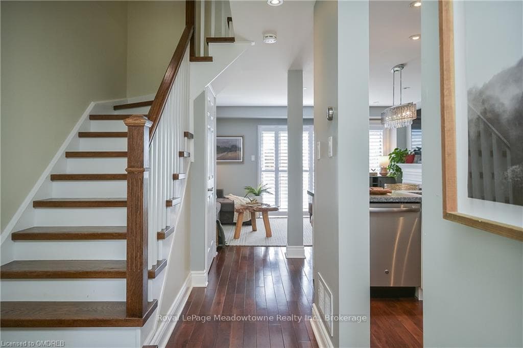 51 MOWAT Crescent photo 6
