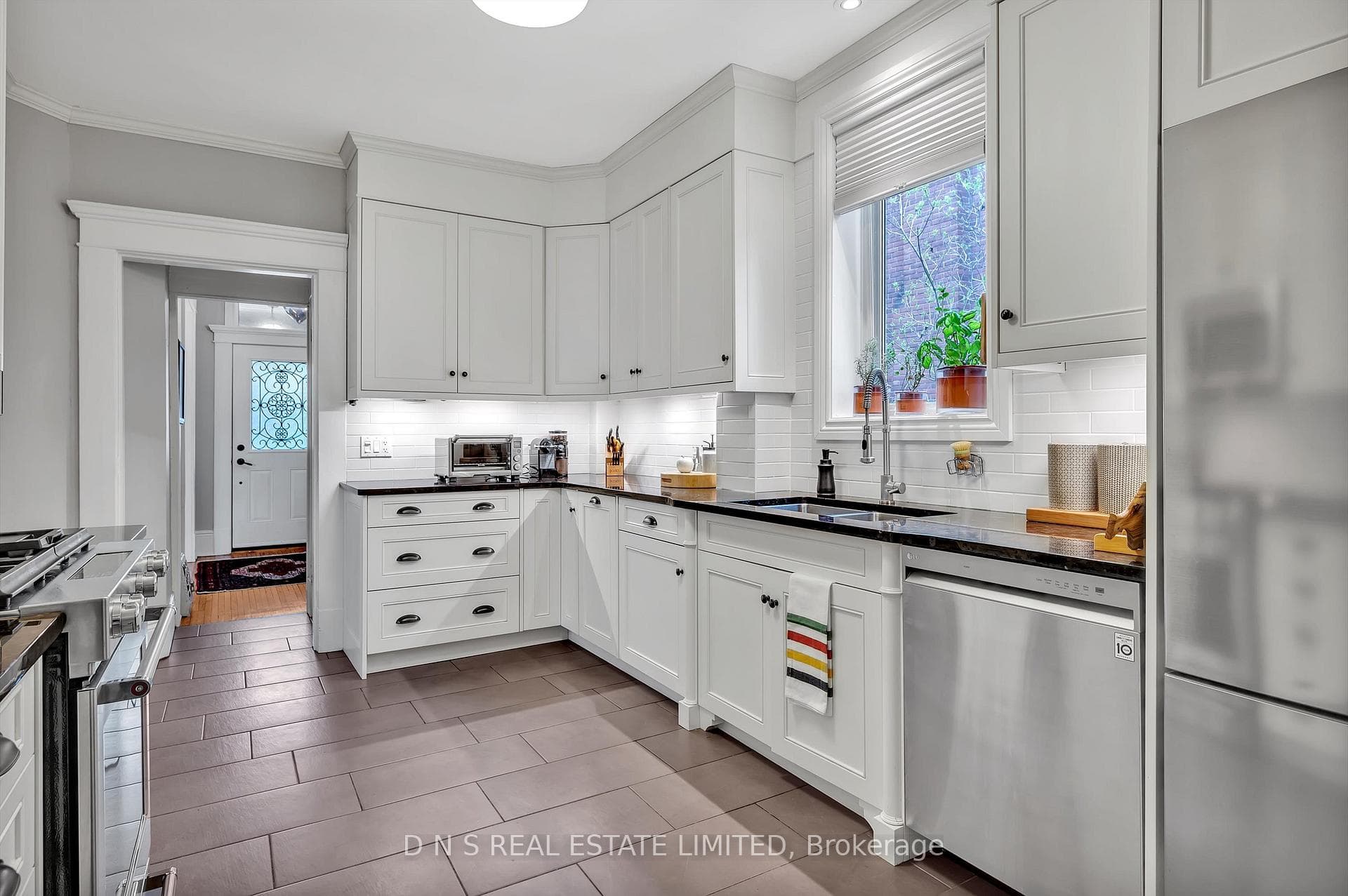 312 Elias Avenue photo 12