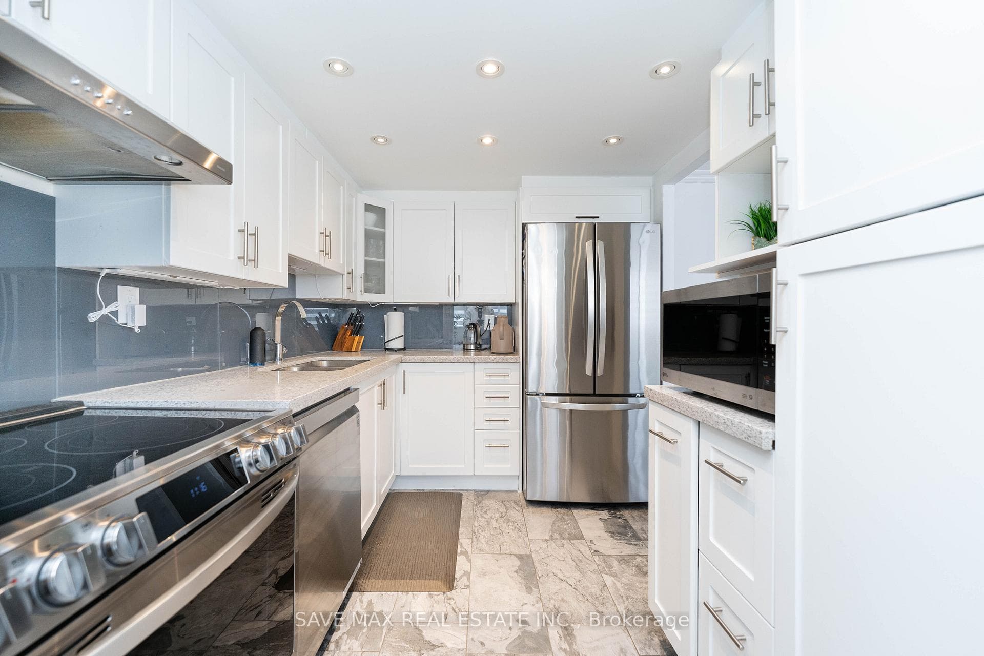 3590 Kaneff Crescent Unit 1910 photo 12