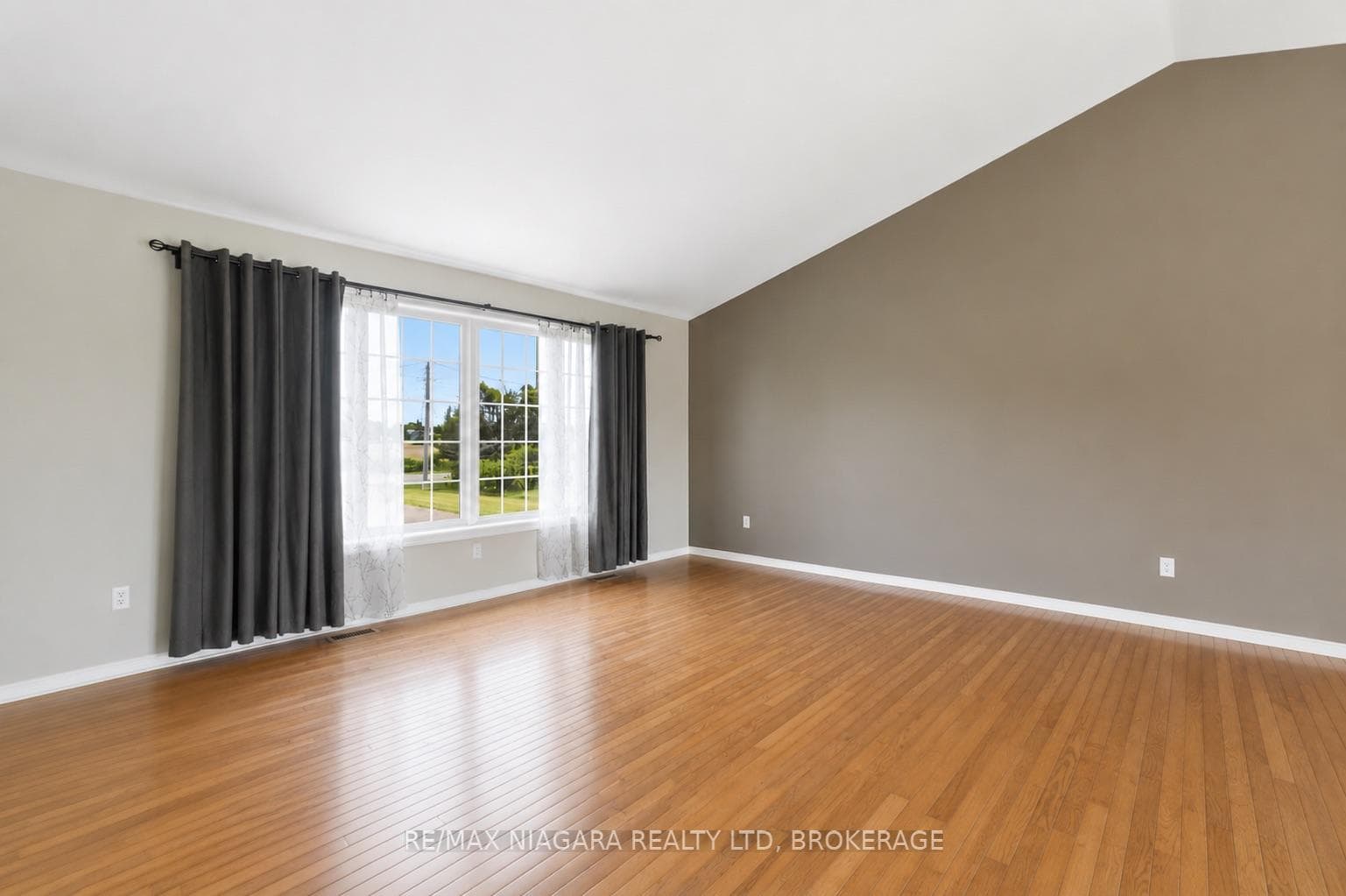 661 Carl Road photo 9