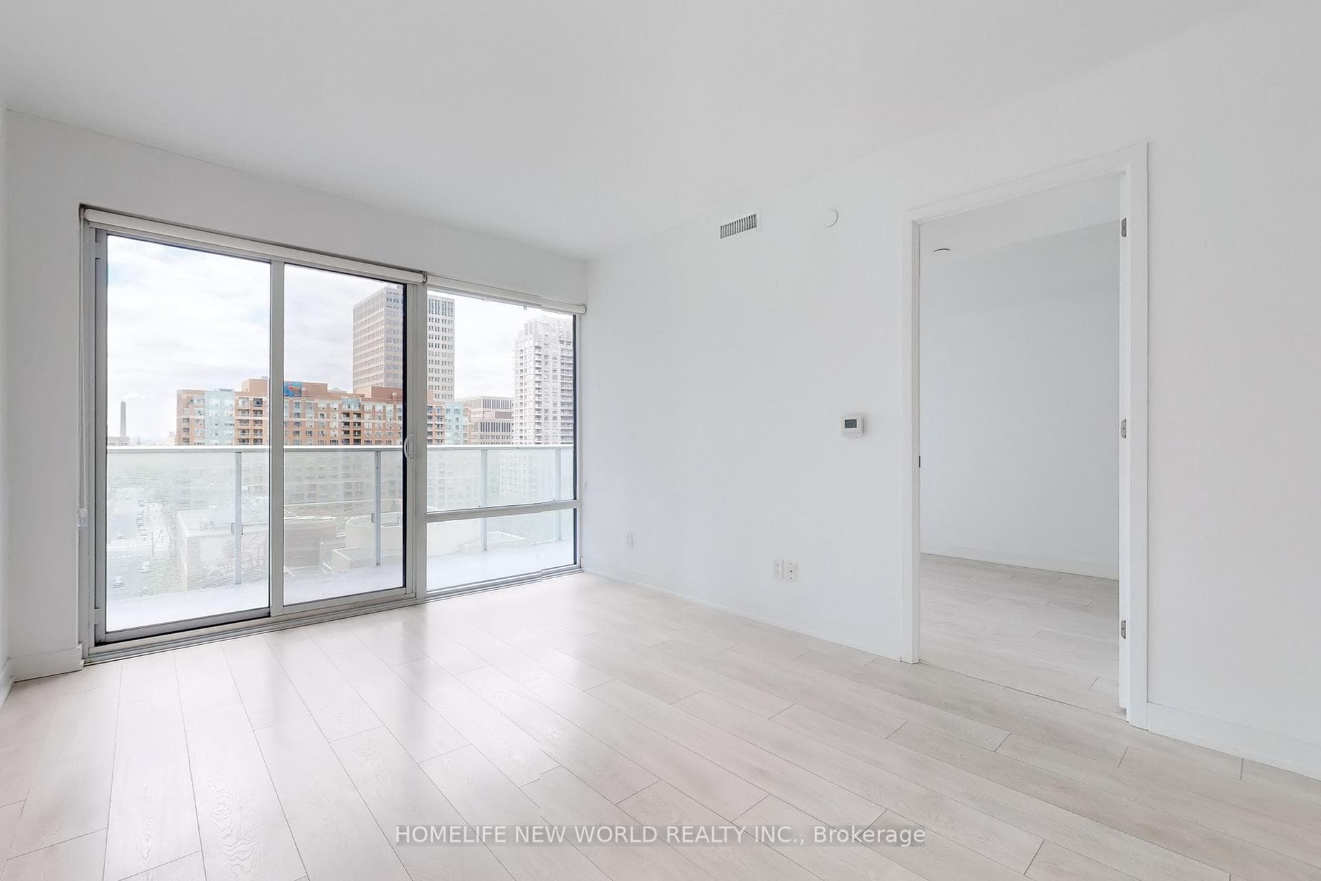 501 Yonge Street Unit 912 photo 4