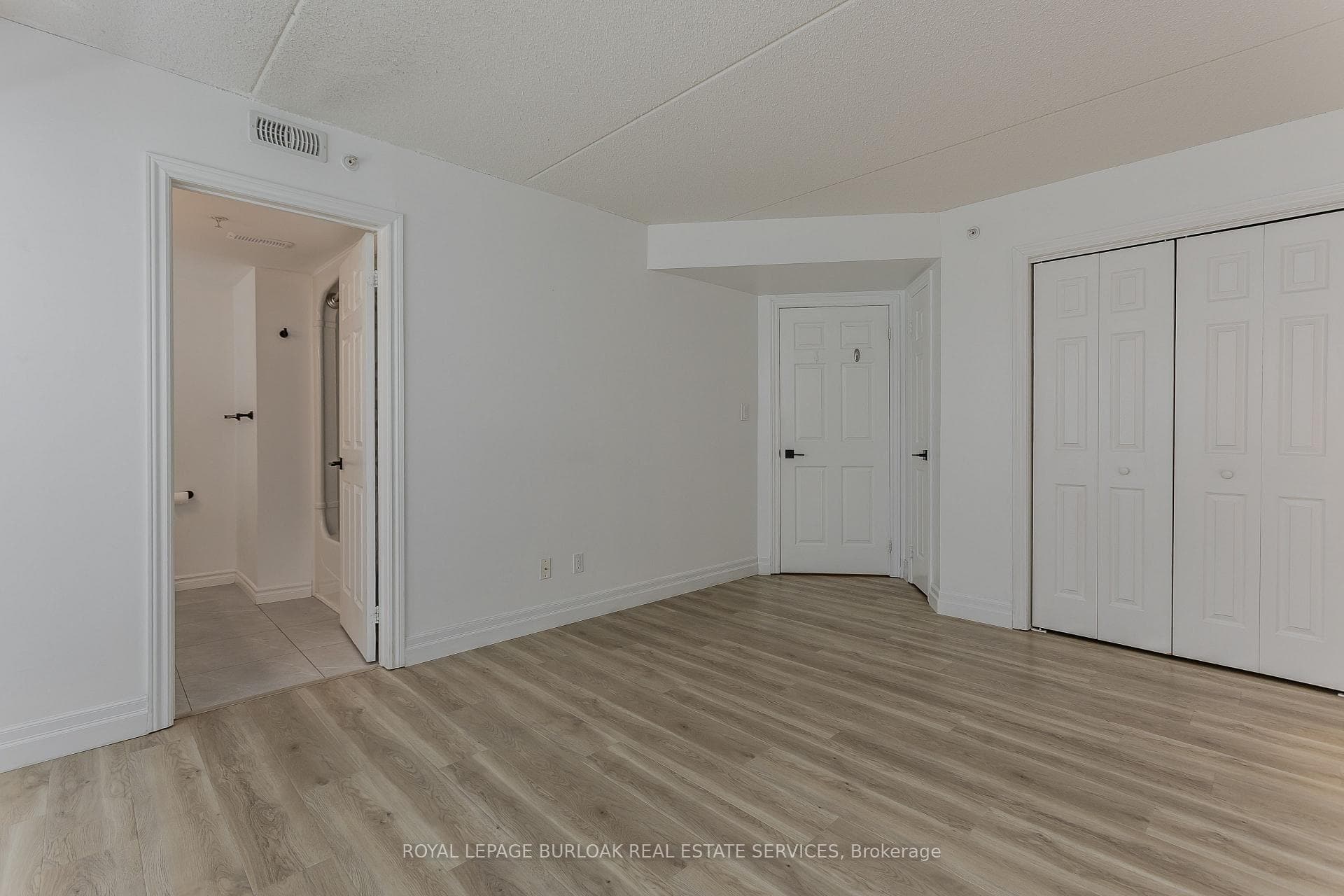 2035 Appleby Line Unit 101 photo 11