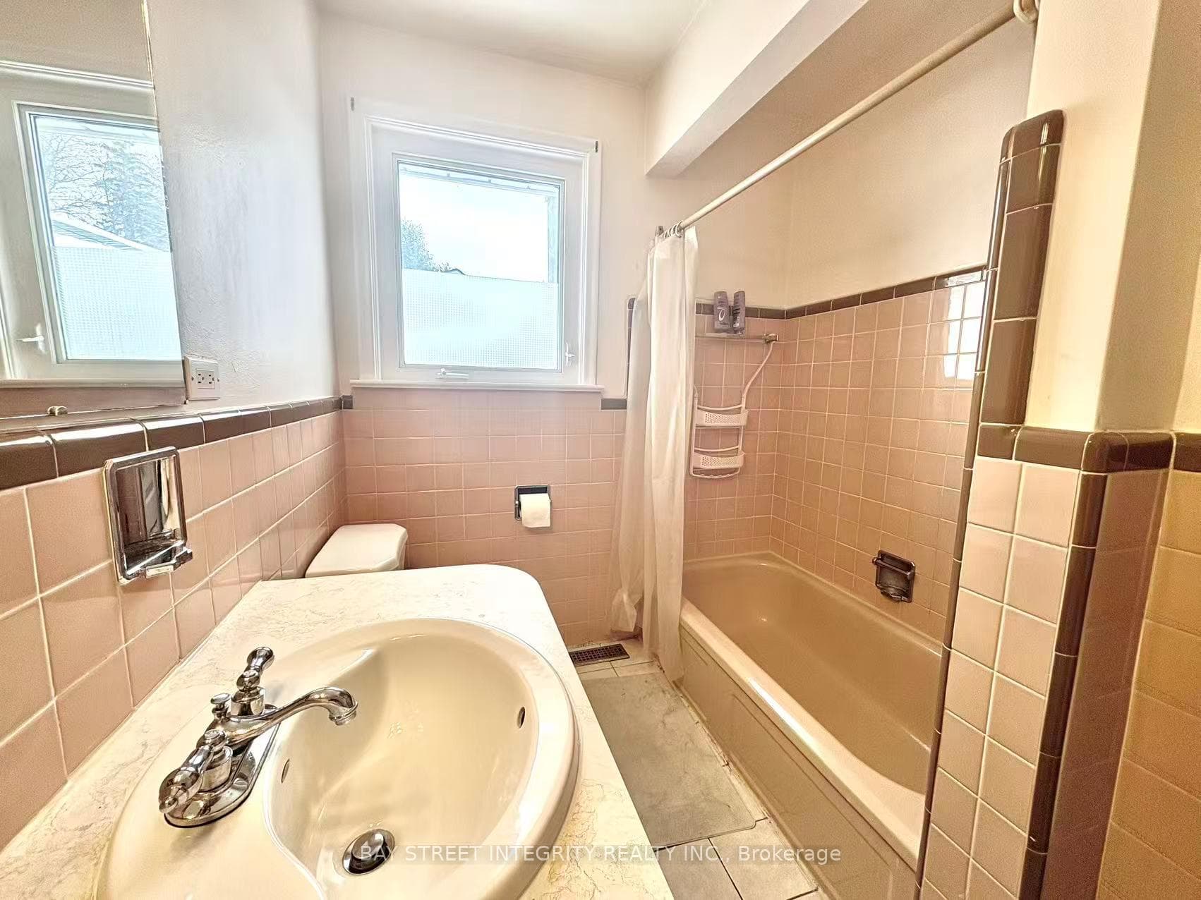 63 Caines Avenue photo 13