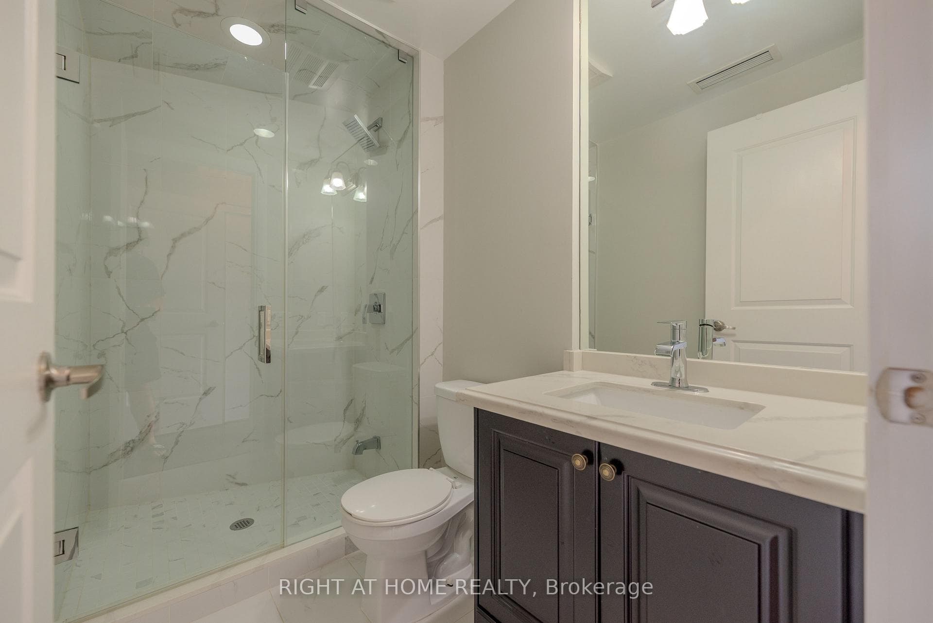 330 Burnhamthorpe Road Unit 1409 photo 11