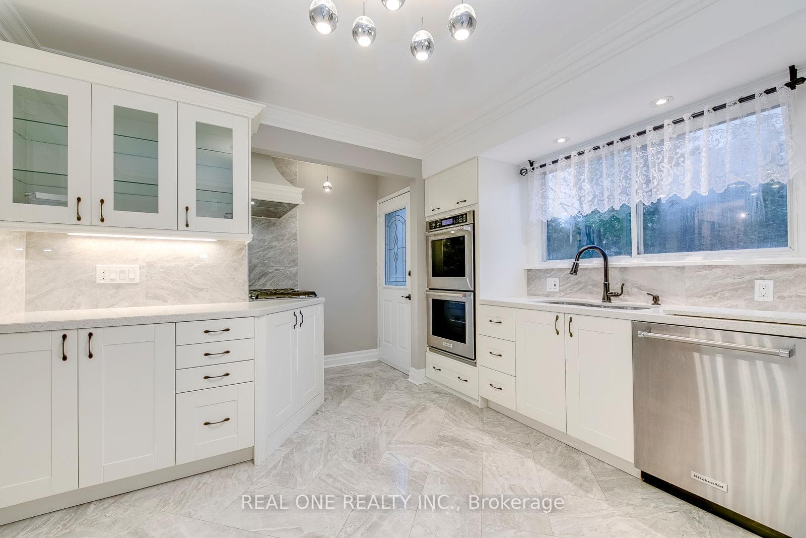 350 Trafalgar Court photo 11