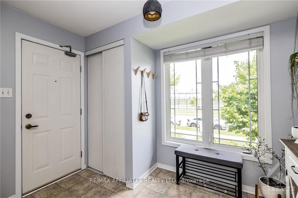 394 CROWNRIDGE Drive photo 4