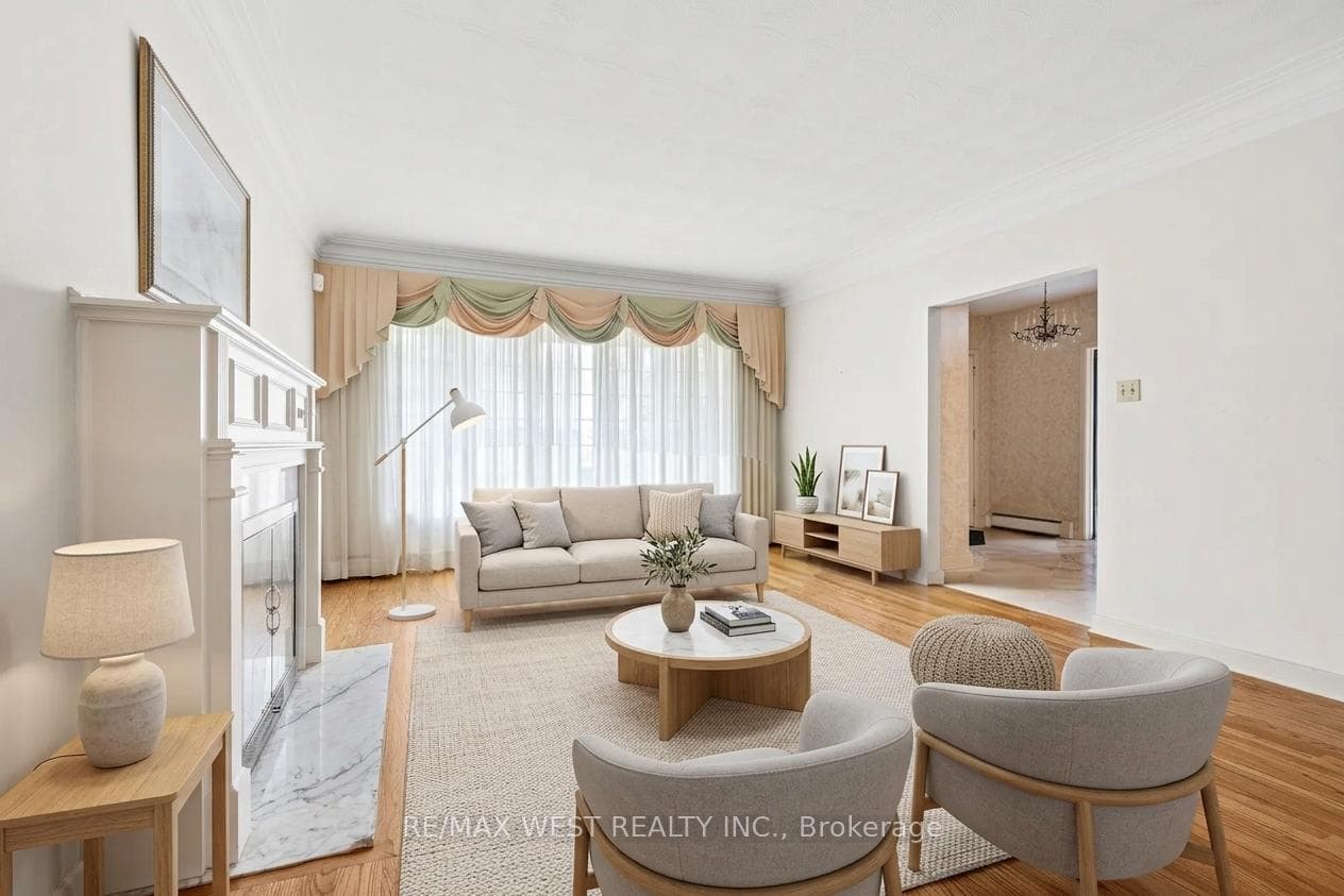 1758 Rhodes Crescent photo 3
