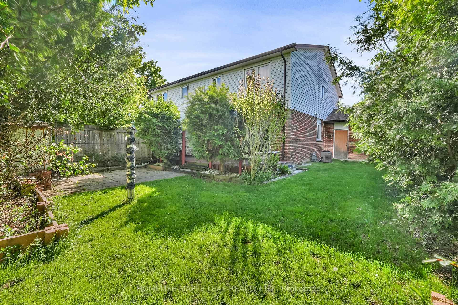 14 Manitou Crescent photo 27