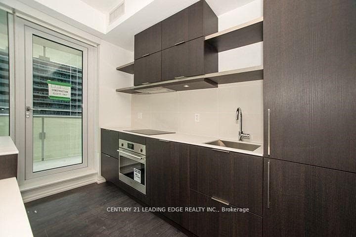 197 YONGE Street Unit 1305 photo 8